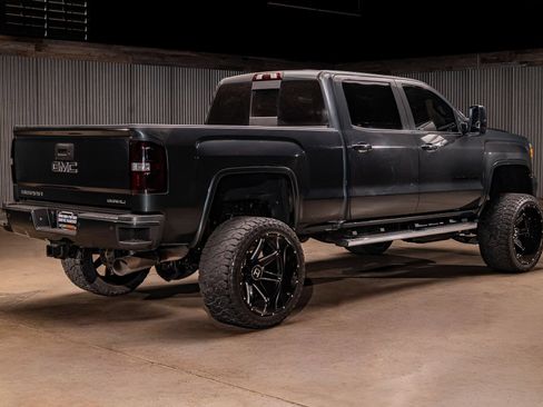 Used 2017 GMC Sierra 2500 Denali w/ Duramax Plus Package AWD/4WD image 9