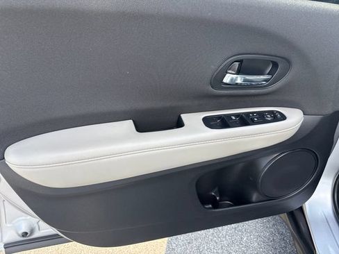 Used 2022 Honda HR-V LX image 9