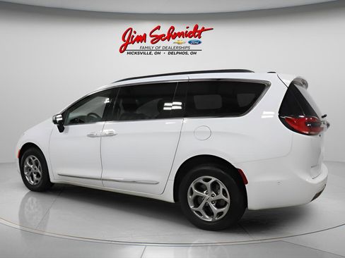 Used 2023 Chrysler Pacifica Limited AWD/4WD image 3