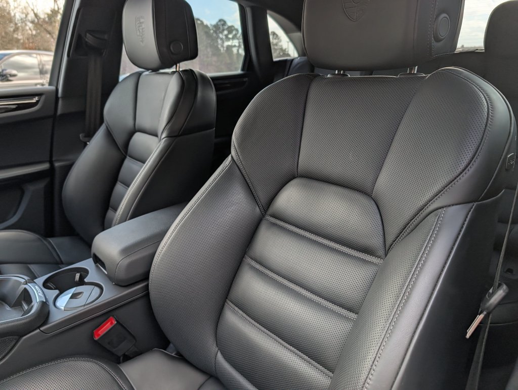 Certified 2025 Porsche Macan AWD/4WD image 5