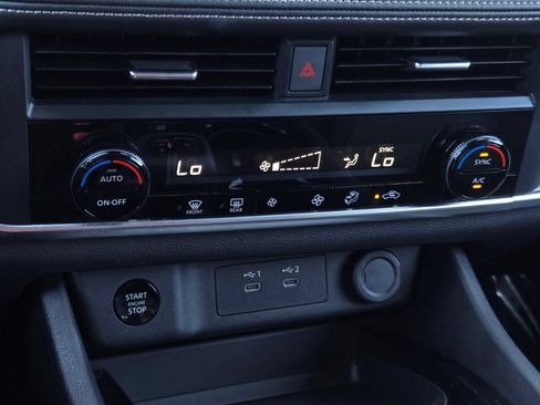 Used 2025 Nissan Rogue SV FWD image 17
