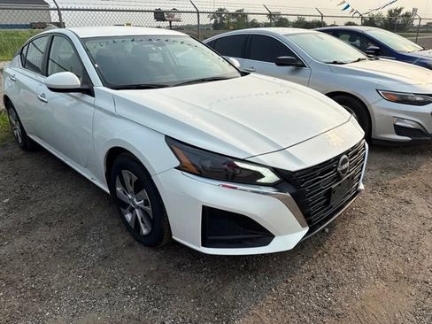 Used 2023 Nissan Altima 2.5 S FWD image 3