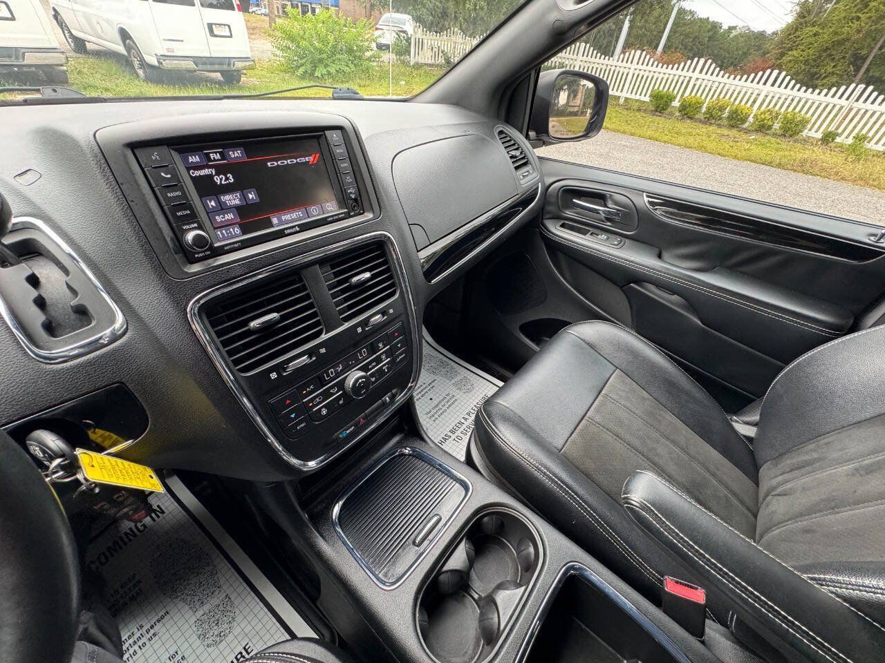 Used 2019 Dodge Grand Caravan SXT w/ Driver Convenience Group FWD image 19