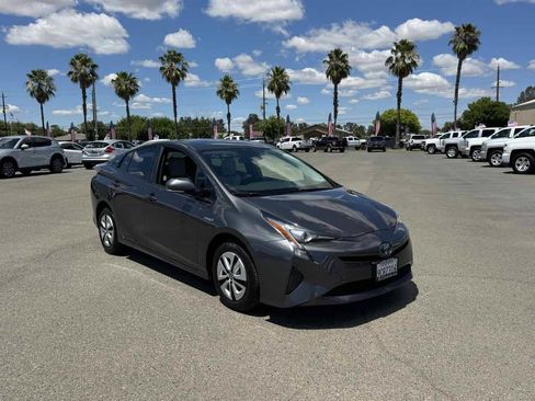 Used 2017 Toyota Prius Two FWD image 2