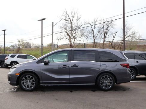 New 2026 Honda Odyssey Touring image 3