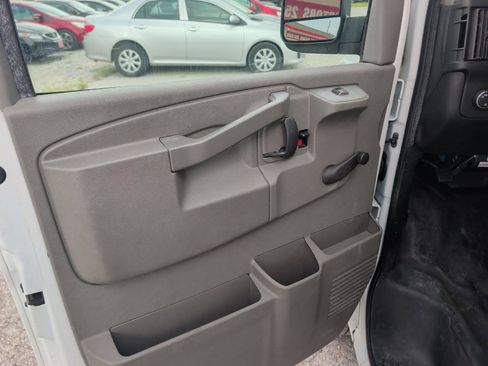 Used 2018 Chevrolet Express 2500 RWD image 15