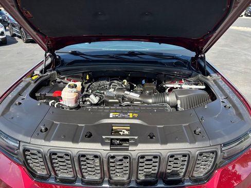 Used 2023 Jeep Grand Cherokee Limited w/ Black Appearance Package image 30