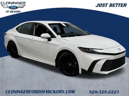 Used 2025 Toyota Camry SE image 1