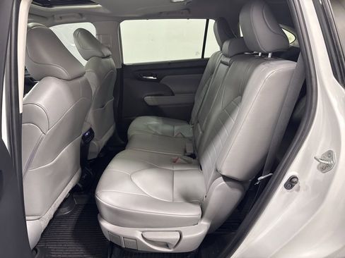 Used 2023 Toyota Highlander XLE image 19