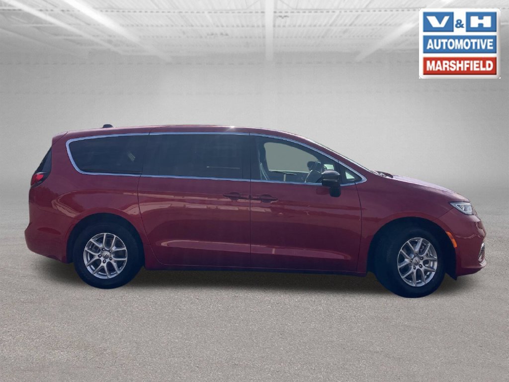 Used 2025 Chrysler Pacifica Select FWD image 4