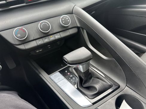 Used 2024 Hyundai Elantra SE FWD image 21