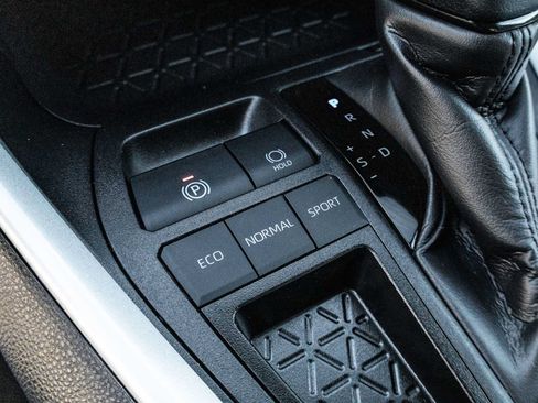 Certified 2025 Toyota RAV4 XLE FWD image 27