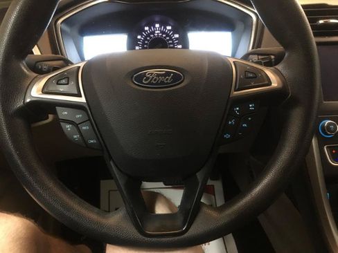 Used 2019 Ford Fusion SE FWD image 12
