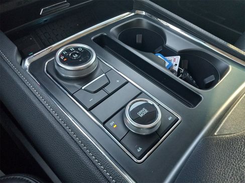 Used 2024 Ford Expedition XLT image 25