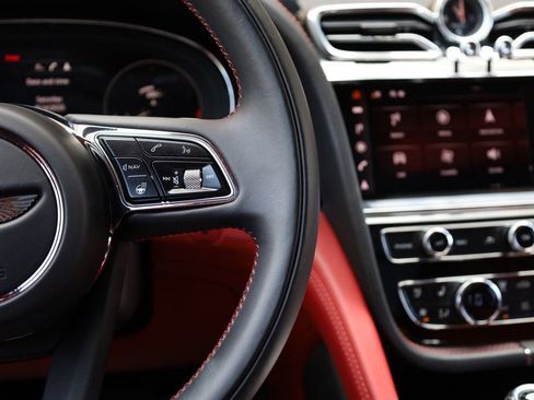 Used 2023 Bentley Bentayga Extended Wheelbase image 37