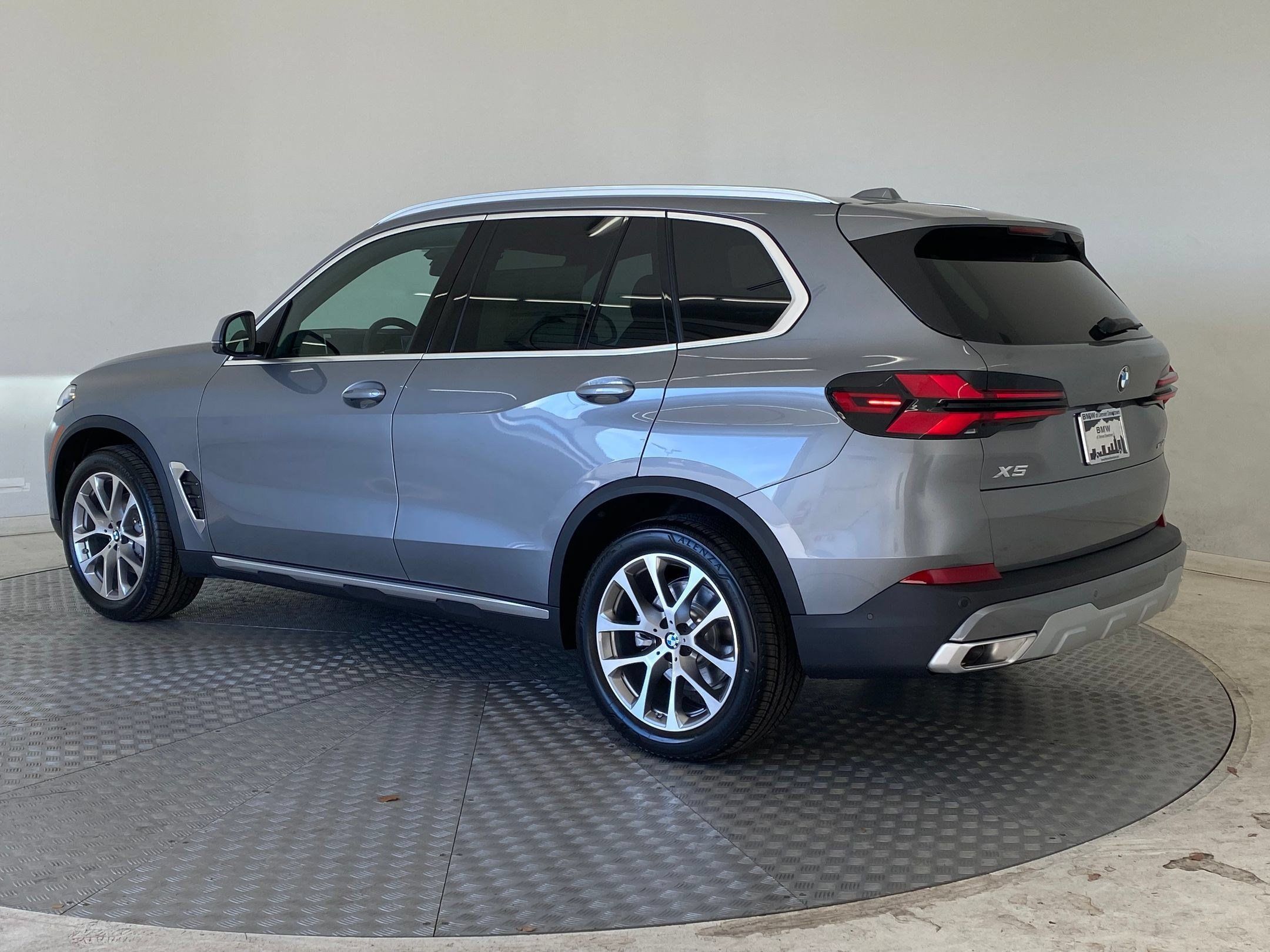 Used 2026 BMW X5 xDrive40i w/ Premium Package AWD/4WD image 3