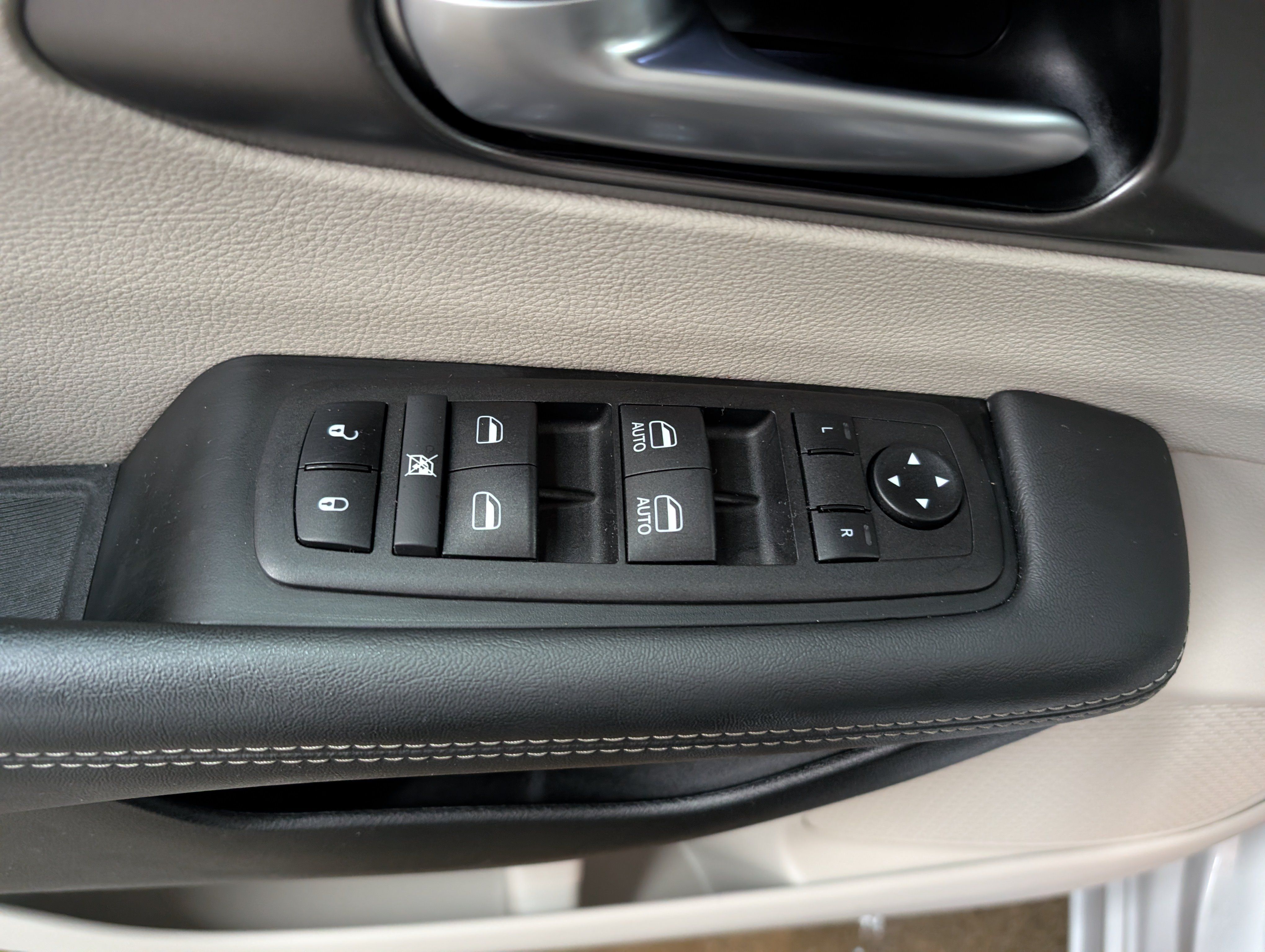 Used 2024 Chrysler Pacifica Touring-L FWD image 12