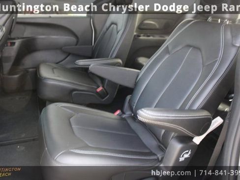 Used 2026 Chrysler Pacifica Select image 37