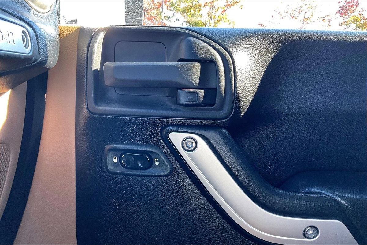Used 2012 Jeep Wrangler Unlimited Sahara w/ Dual Top Group AWD/4WD image 33