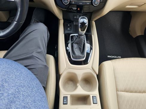 Used 2020 Nissan Rogue SV w/ Premium Package image 25