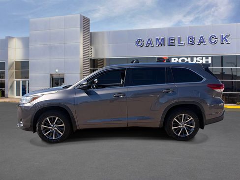 Used 2018 Toyota Highlander XLE AWD/4WD image 3