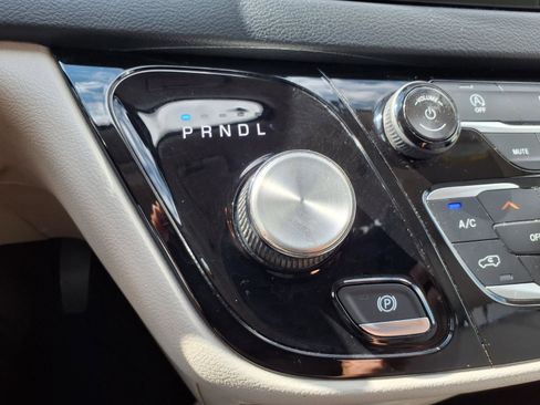 Used 2018 Chrysler Pacifica Touring-L image 12