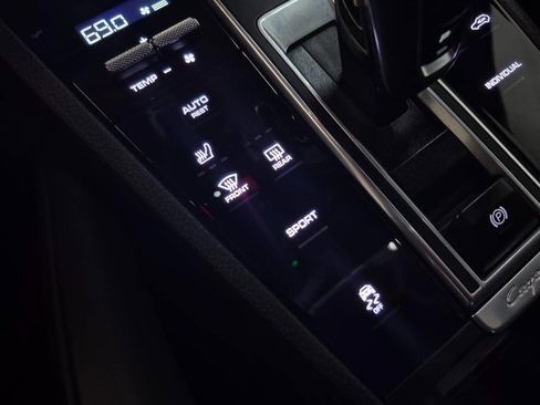 Used 2022 Porsche Cayenne Platinum Edition image 18