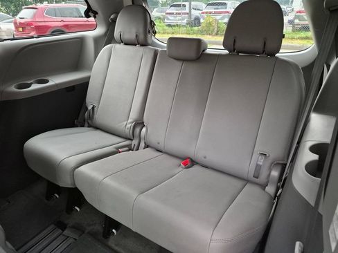 Used 2017 Toyota Sienna XLE w/ XLE Navigation Package FWD image 28