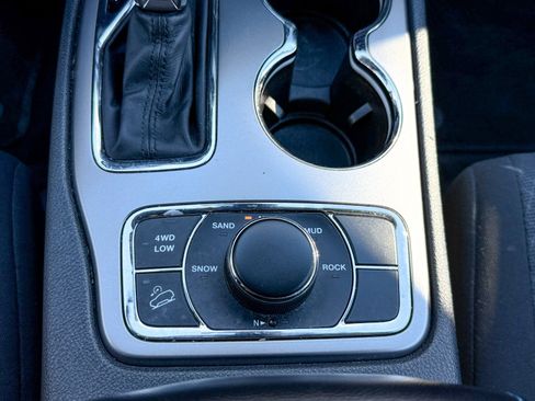 Used 2019 Jeep Grand Cherokee Laredo image 30