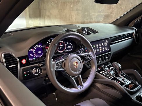 Used 2023 Porsche Cayenne AWD/4WD image 4