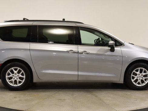 Used 2020 Chrysler Voyager Lxi image 12