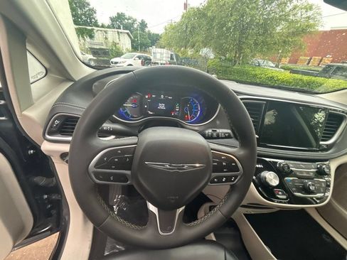Used 2023 Chrysler Pacifica Touring-L FWD image 13