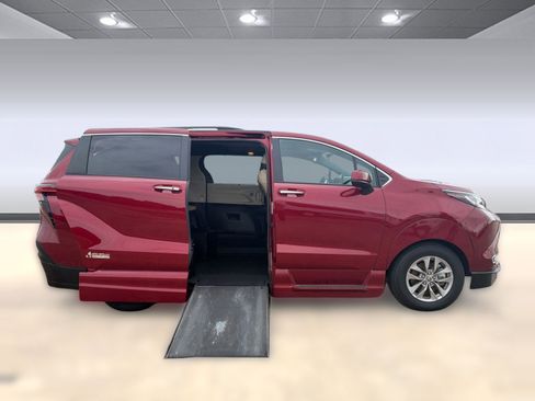 Used 2022 Toyota Sienna XLE w/ XLE Plus Package FWD image 8