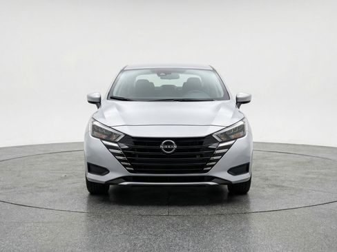 Used 2025 Nissan Versa SV image 2