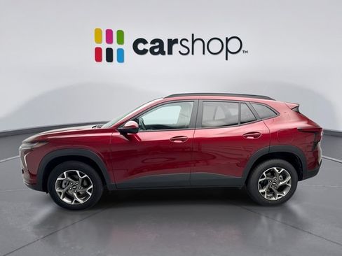 Used 2025 Chevrolet Trax LT FWD image 2