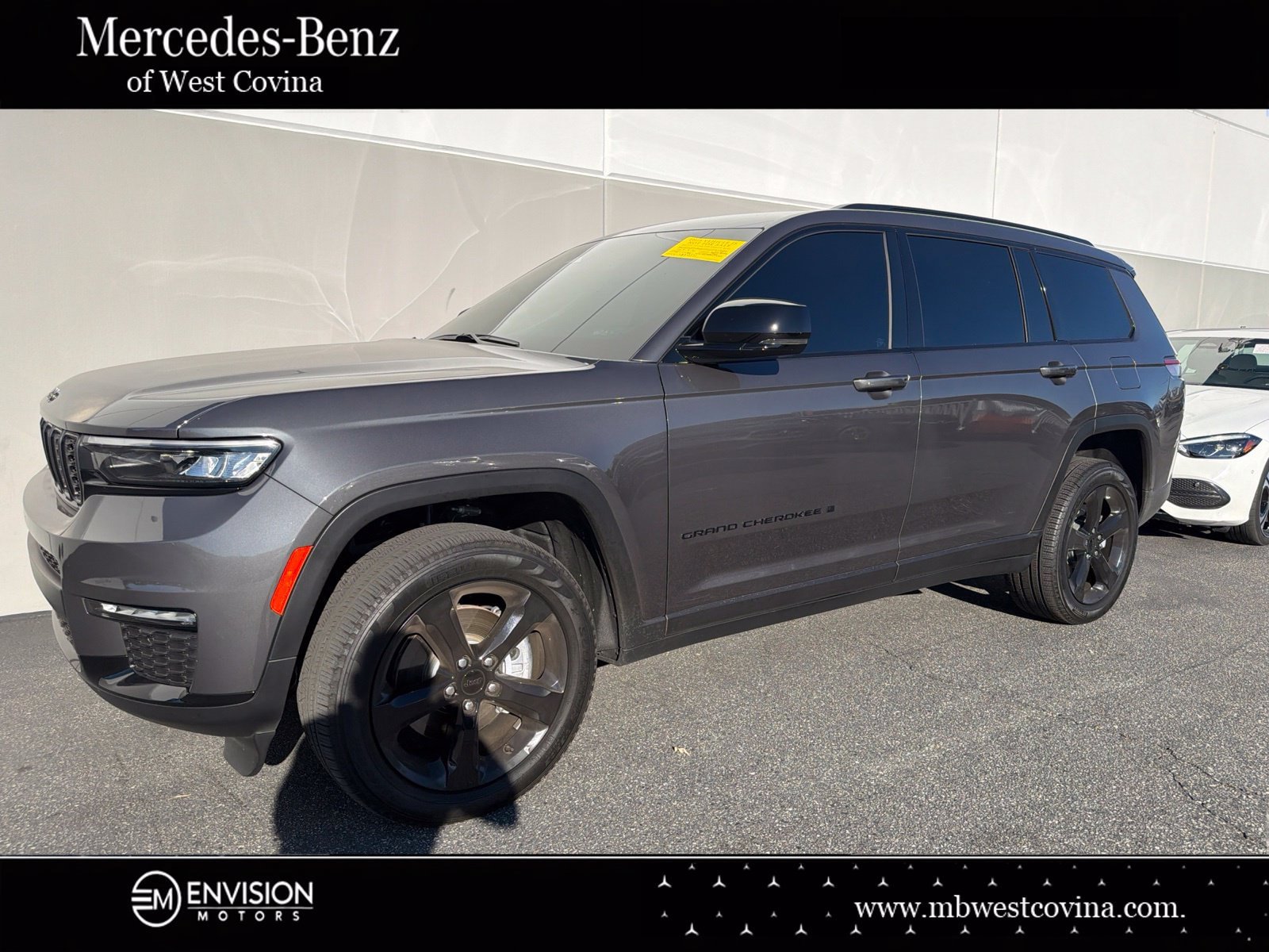 Used 2025 Jeep Grand Cherokee L Limited w/ Black Appearance Package AWD/4WD image 1