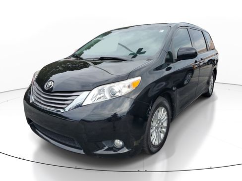 Used 2017 Toyota Sienna XLE FWD image 3