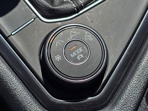 Used 2024 Volkswagen Tiguan SE image 12