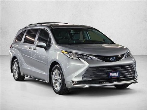 Used 2022 Toyota Sienna Limited FWD image 3