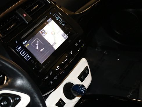 Used 2018 Toyota Prius Three image 44