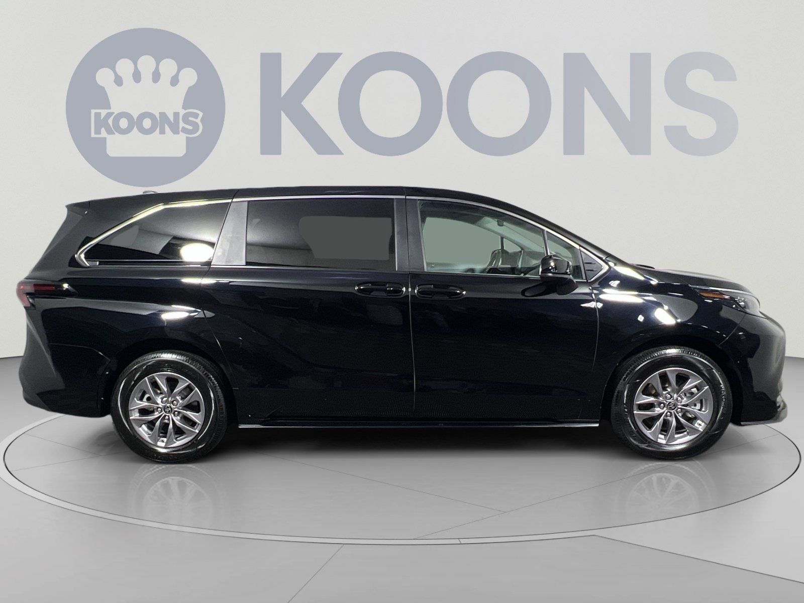 Used 2025 Toyota Sienna LE FWD image 8