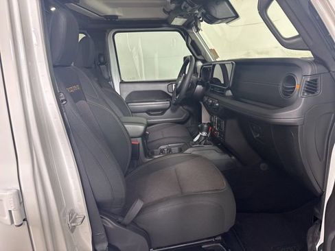 Used 2025 Jeep Gladiator Mojave w/ Convenience Group image 4
