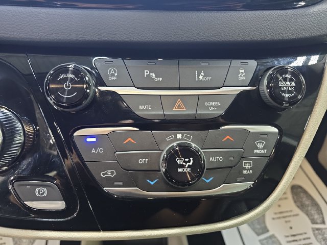 Used 2023 Chrysler Pacifica Touring-L FWD image 24
