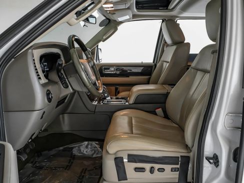 Used 2015 Lincoln Navigator 2WD image 3
