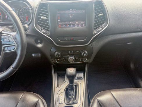 Used 2019 Jeep Cherokee Latitude Plus FWD image 9