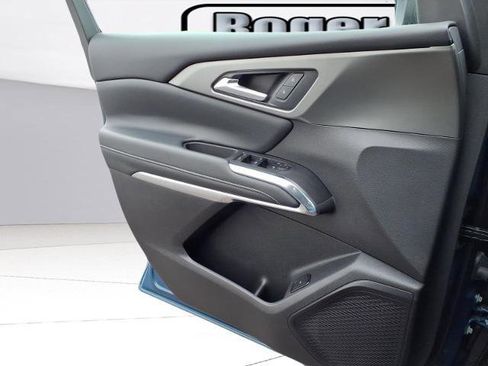 Used 2025 Chevrolet Traverse LT w/ Sun and Wheel Package image 18