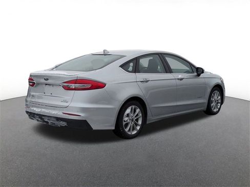 Certified 2019 Ford Fusion SE image 3
