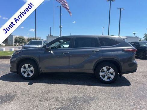 Used 2024 Toyota Highlander LE AWD/4WD image 6