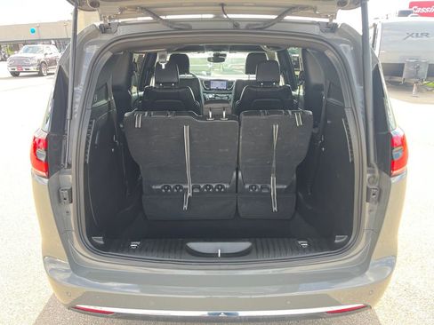 Used 2025 Chrysler Pacifica Select FWD image 23