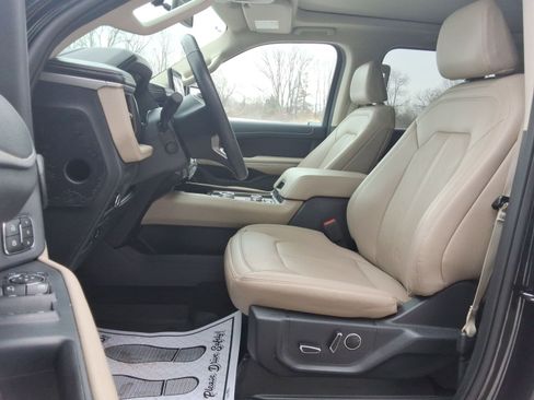 Used 2024 Ford Expedition Limited image 28
